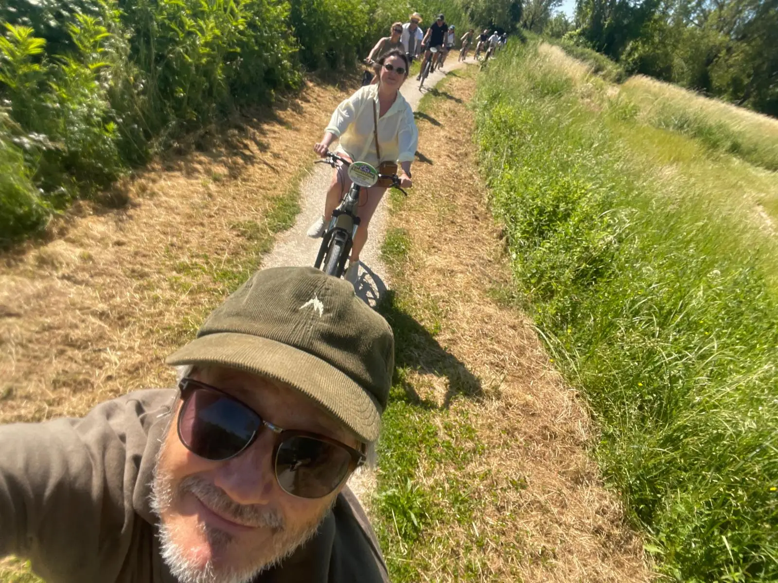 Wielrenner op de weg door de groene heuvels van Umbria