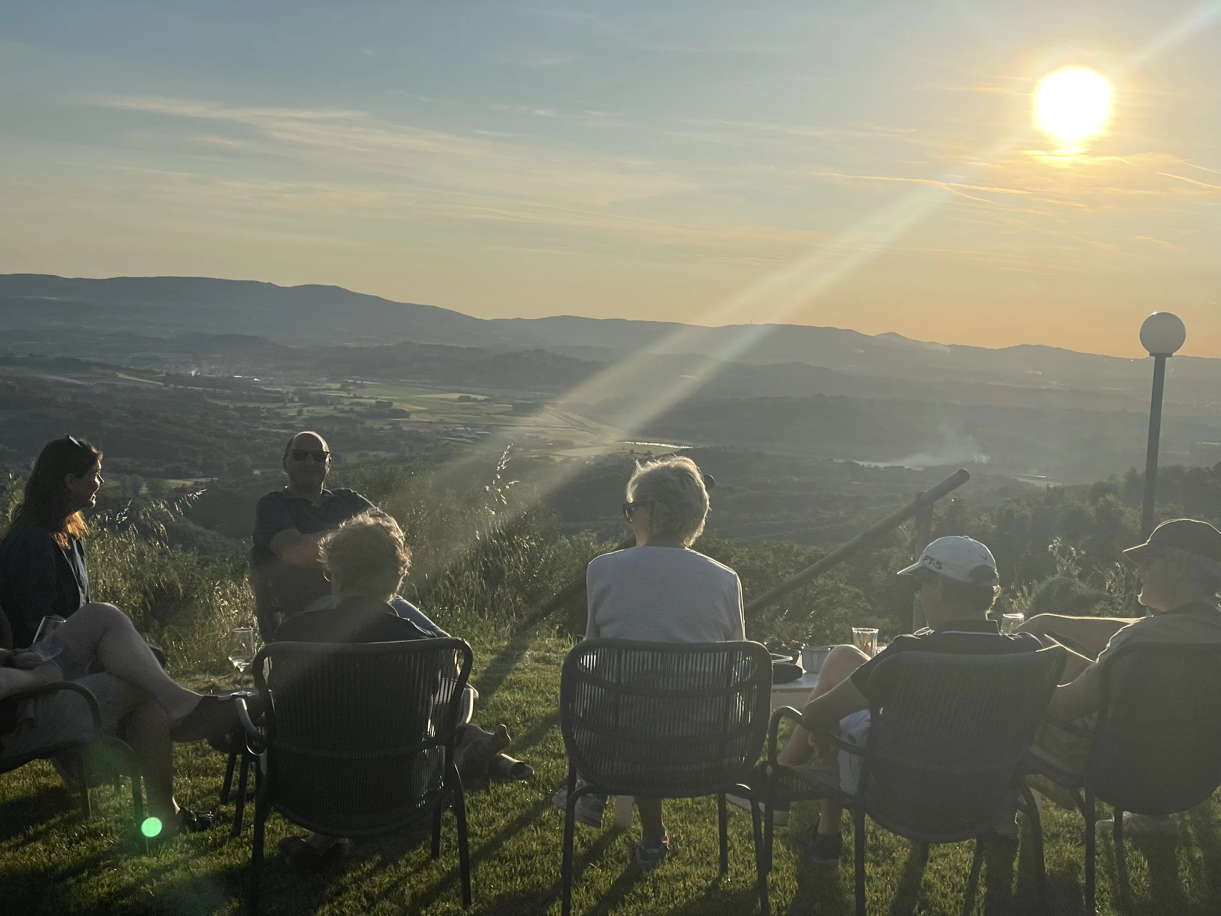 Groep vrienden geniet samen van het diner op een Italiaans terras